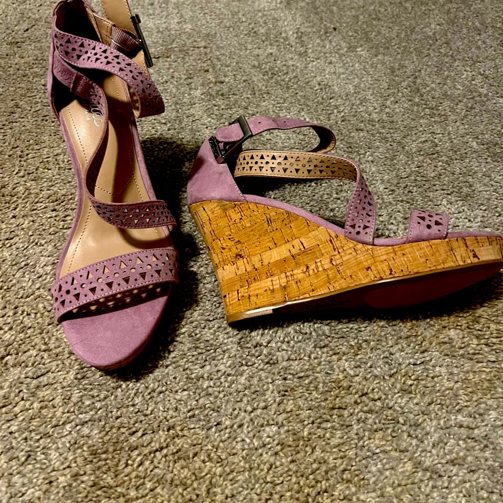Light purple wedges... like new